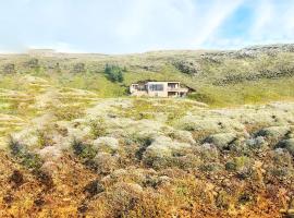 Beautiful cottage with Mountain View, hótel á Flúðum