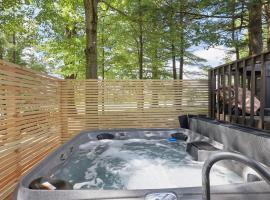 New Modern Chalet with Hot tub, Game Room, hotel i Tobyhanna