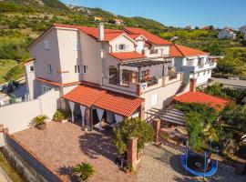 Apartments for families with children Banjol, Rab - 19804, hotel em Rab