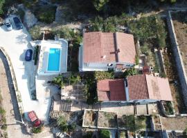 Family friendly apartments with a swimming pool Rogac, Solta - 19809, apartment in Grohote