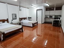 Sleep&Go! Cabina Cuadruple en Siquirres Centro -and rafting tour!, hotel perto de Universidade EARTH, Siquirres