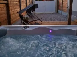 A Fleur de Spa : Maison chaleureuse avec spa privatif et billard.