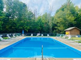 Redwood Retreat in Windham - Pool! Tennis!, Hotel in Windham