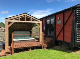 Luxury Railway carriage with own private hot tub, appartement à Clodock
