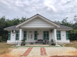 Rumah Putih Homestay (RPH), будинок для відпустки у місті Малаці
