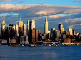 Cool 3 BR for U Near Manhattan View, 15 Min to NYC