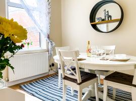 The Warwick - Quaint Victorian Home With Free Parking, hotel in York