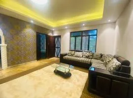 Cheerful 2 bed room flat with parking near forest.