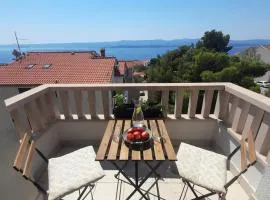 Lovely 2-bed apartment with balcony/free parking.