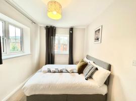 3 bedroom lovely apartment in Slough with free parking、Farnham Royalのアパートメント