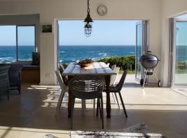 Seafront house with a view, holiday home in Kleinmond