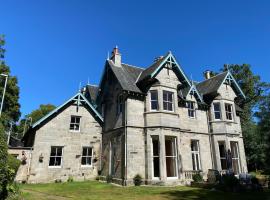 Fabulous 2 Bedroom House just outside Edinburgh, cheap hotel in Auchendinny