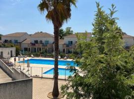 Superbe appartement en résidence avec piscine proche plage，位于林古泽塔的酒店