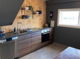 The Little Guesthouse Downtown - Keflavik Airport: Keflavík şehrinde bir Oda ve Kahvaltı