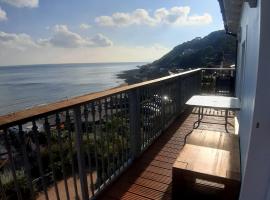 Kaia Penthouse, waking up to the sound and smell of the ocean, apartament din Ventnor