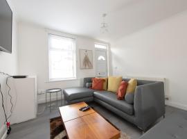 Beautiful 2 bed house in Grays 4 separate beds sleeps 5, hotel di Grays Thurrock