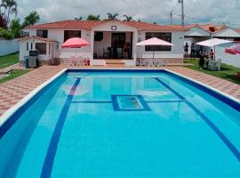 Villa Ines R, hotel con piscina en Chinauta