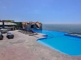 Tritons Place-Half Acre Oceanfront Paradise With Private Pool, Jacuzzi, Fire Pit, Beach Access