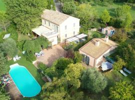 Casali Marchigiani - Ville vacanza private con piscina, pet-friendly hotel in Ostra