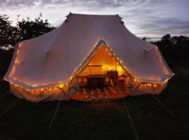 Stunning 6m Emperor tent located near Whitby, alojamento para férias em Liverton