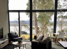 Panoramic views from your stunning 'Treehouse', kuća za odmor ili apartman u gradu 'Grindelwald'