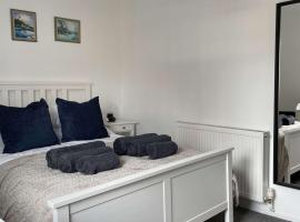 Tidal Walk Cottage by the Sea, hotel with parking in Harwich
