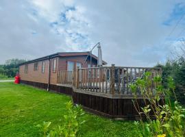 Hedgerow Lodge with Hot Tub, cottage in Malton