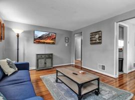 Gorgeous 2 Bedroom Lower Apartment with Free Driveway Parking in North Buffalo, hotel cerca de Frank Lloyd Wright's Martin House Complex, Buffalo