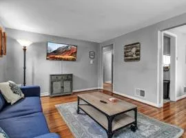 Gorgeous 2 Queen Bedroom Lower Apartment in North Buffalo with Free Driveway Parking
