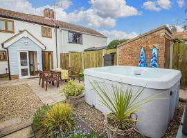 Beautiful 04 Berth Cottage With A Private Hot Tub In Norfolk Ref 99002hc, holiday rental in Pentney