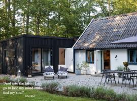 Bokis - Modern Forest Cottage, vil·la a Brösarp