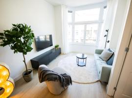 Blissfully 1 Bedroom Serviced Apartment 53m2 -NB306B-, apartment in Rotterdam