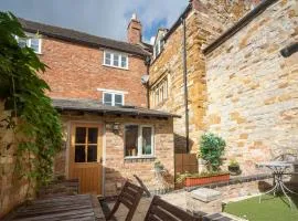 Cotswolds period townhouse near Stratford-upon-Avon, central location short walk to pubs, restaurants and shops