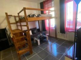 Beau studio lumineux à 2mn à pied du tramway., hotel a Lourches