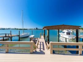 Amazing water front view home newly renovated 3BD 2BTH, cabaña o casa de campo en Clearwater Beach