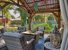 Charming Florence Getaway with Fireplace and Grill!, hotel near University of North Alabama, Florence