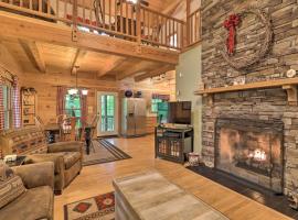 Woodland Cabin with Hot Tub and Deck 11 Mi to Boone!, villa em Stony Fork