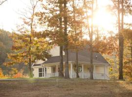 Stonehill Cottages, rumah desa di Mena