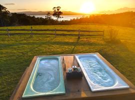 Farm Stay & Iconic Water Views - 32 Zachary Drive, hotel na may parking sa Mallacoota