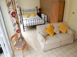 Colchester Sunny Apartment with Pool and EV Car Point