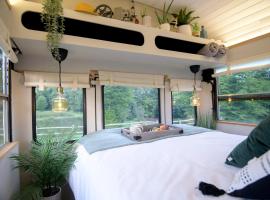 American School Bus Retreat with Hot Tub in Sussex Meadow, viešbutis mieste Akfildas