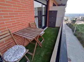 Precioso apartamento con terraza, pistas de padel y piscinas、カストロ・ウルディアレスのホテル