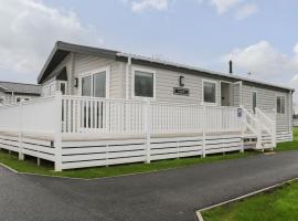 Lodge at Chichester Lakeside 2 Bed: Chichester şehrinde bir villa