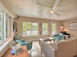 Pet-Friendly Waterfront Home - 2 Mi to Beach!, hotelli kohteessa Tarpon Springs