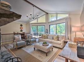 Stunning Dillard Home with Yard in Sky Valley!, atostogų namelis mieste Dilardas