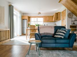 Modern self catering apartment, Miltown Malbay، فندق مع موقف سيارات في ملتاونمالباي