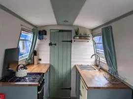 Mini Escape - 2 Berth Narrowboat on the Grand Union, Hertfordshire