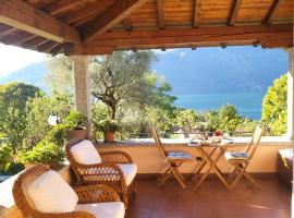 Casa Intignano - Camera con bagno e portico vista lago, familiehotell i Tremezzo