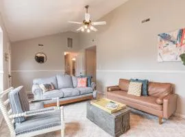 Serene single story, Grill, Fire Pit, fenced yard and Pet friendly stay