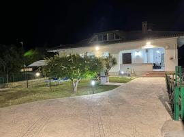 Villa Lidia & Attico degli artisti , TV SKY , Barbecue , parcheggio privato, giardino ad uso esclusivo, hotel a Minturno